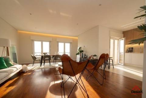 T3+1 DUPLEX Totalmente Renovado com Dois Pátios e Excelentes Áreas