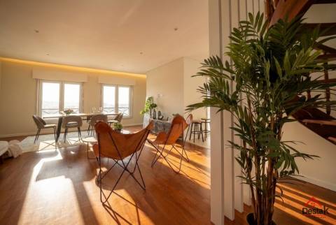 T3+1 DUPLEX Totalmente Renovado com Dois Pátios e Excelentes Áreas