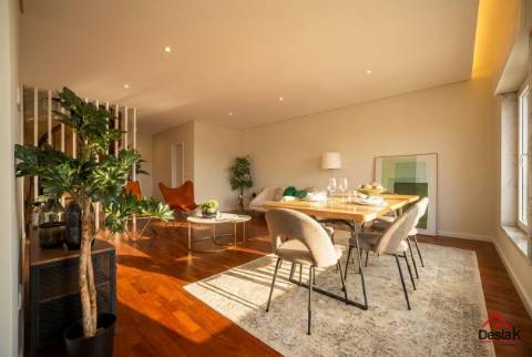 T3+1 DUPLEX Totalmente Renovado com Dois Pátios e Excelentes Áreas