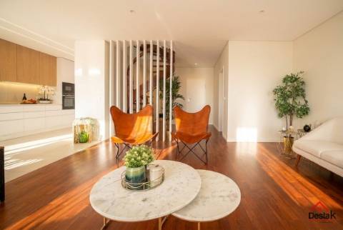 T3+1 DUPLEX Totalmente Renovado com Dois Pátios e Excelentes Áreas