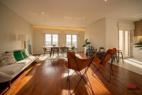 T3+1 DUPLEX Totalmente Renovado com Dois Pátios e Excelentes Áreas