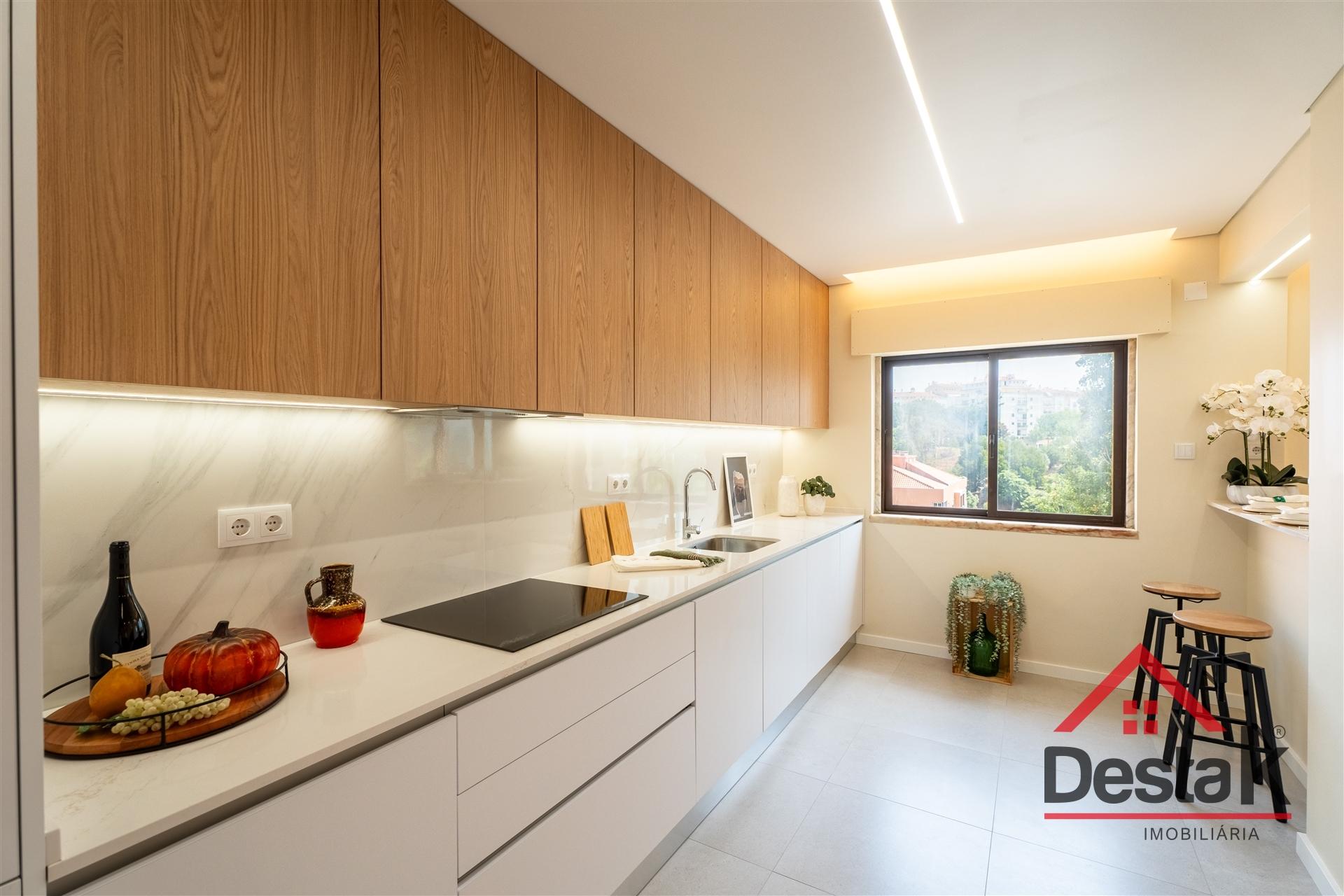 Apartamento T4 | Massamá | 154 m² | 6.º Andar com Elevador