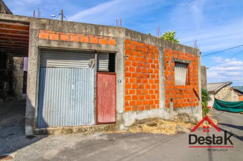 Moradia com Potencial para Dois Projetos Habitacionais em Silgueiros