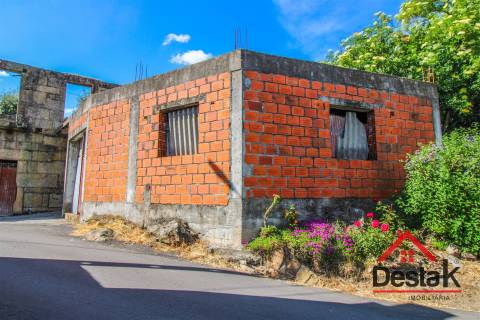 Moradia com Potencial para Dois Projetos Habitacionais em Silgueiros