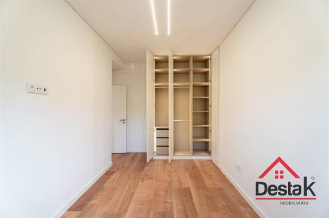 Apartamento T3 situado no 1º andar em prédio com dois elevadores em Benfica