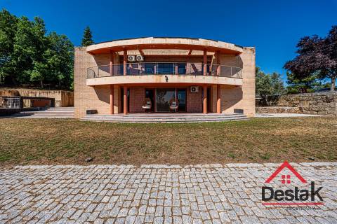 Moradia Isolada V4 com Piscina Aquecida e Campo de Futebol