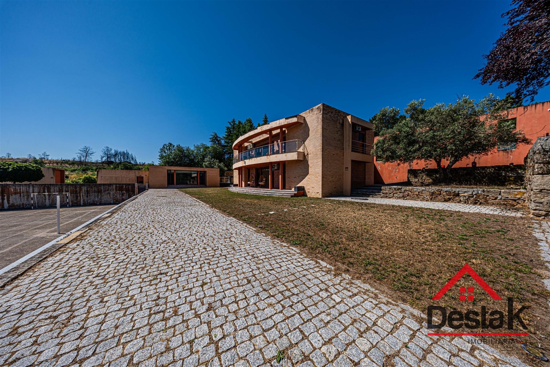 Moradia Isolada V4 com Piscina Aquecida e Campo de Futebol