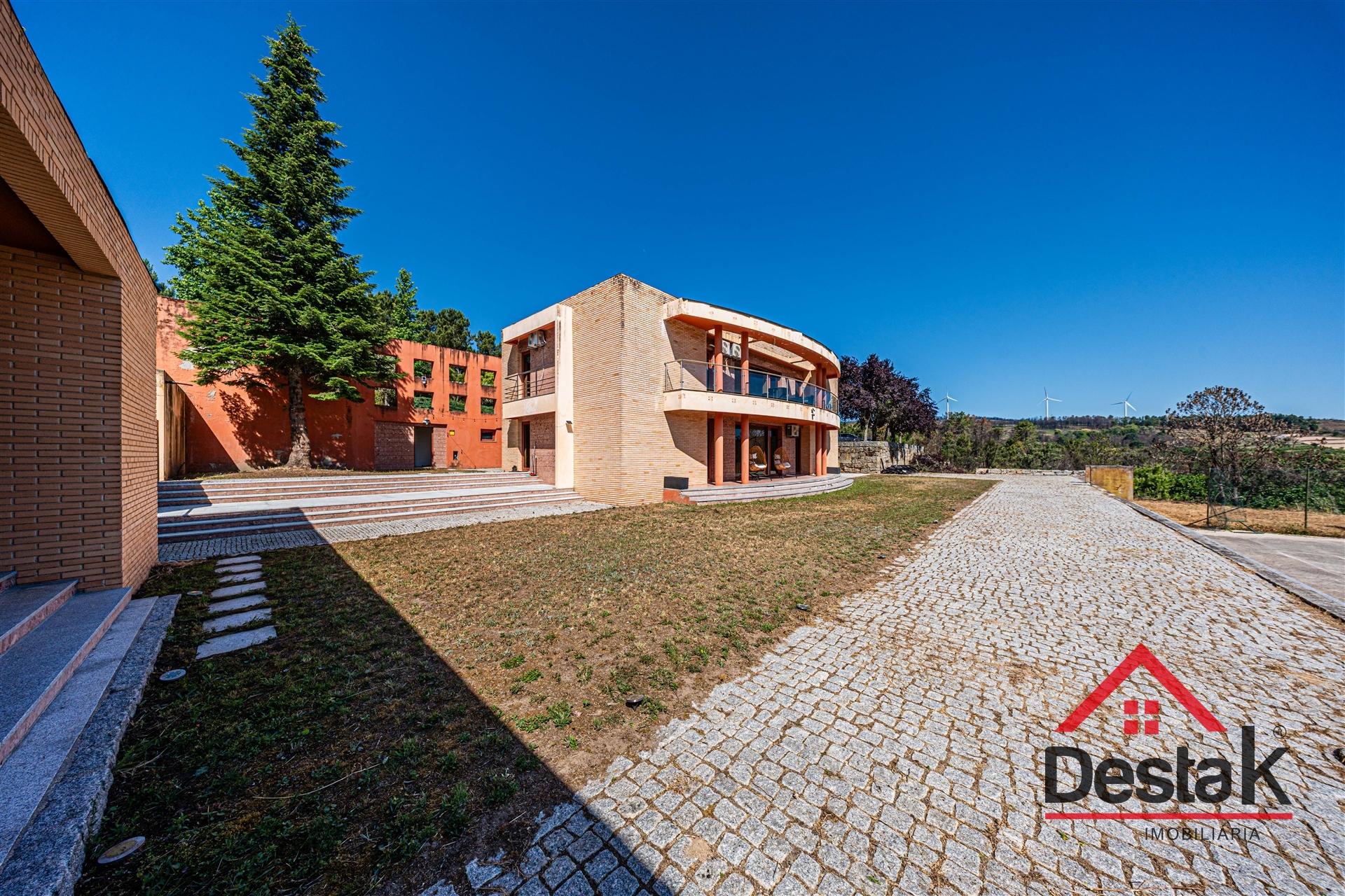Moradia Isolada V4 com Piscina Aquecida e Campo de Futebol