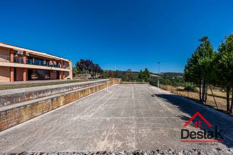 Moradia Isolada V4 com Piscina Aquecida e Campo de Futebol
