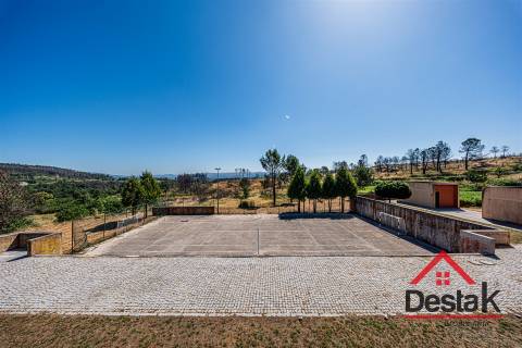 Moradia Isolada V4 com Piscina Aquecida e Campo de Futebol