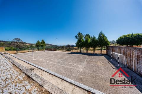 Moradia Isolada V4 com Piscina Aquecida e Campo de Futebol