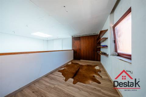 Moradia Isolada V4 com Piscina Aquecida e Campo de Futebol