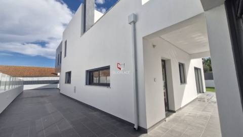 Moradia T5 de Luxo em Azeitão (São Lourenço e São Simão), 2 suites, piscina e garagem