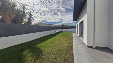 Moradia T5 de Luxo em Azeitão (São Lourenço e São Simão), 2 suites, piscina e garagem