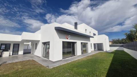 Moradia T5 de Luxo em Azeitão (São Lourenço e São Simão), 2 suites, piscina e garagem