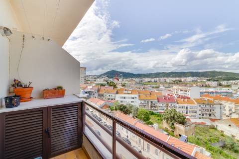 T2 com Vista Deslumbrante no Coração de Setúbal – 7º Andar com Elevador