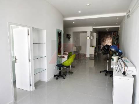 Imóvel Versátil com Potencial Habitacional e Localização Privilegiada