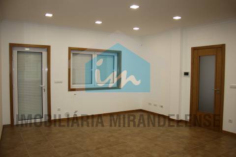 Moradia V3 para venda toda revestida a granito localizada numa zona familiar de Mirandela