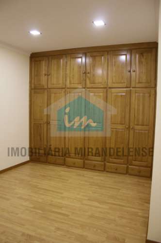 Moradia V3 para venda toda revestida a granito localizada numa zona familiar de Mirandela