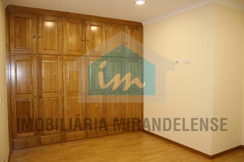 Moradia V3 para venda toda revestida a granito localizada numa zona familiar de Mirandela