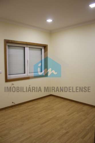 Moradia V3 para venda toda revestida a granito localizada numa zona familiar de Mirandela