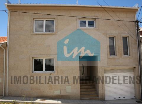 Moradia V3 para venda toda revestida a granito localizada numa zona familiar de Mirandela