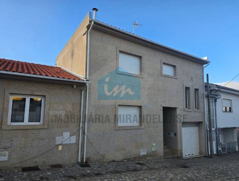 Moradia V3 para venda toda revestida a granito localizada numa zona familiar de Mirandela
