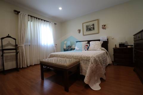 Vivenda com áreas generosas composta por dois apartamentos T3 e dois armazéns no r/c