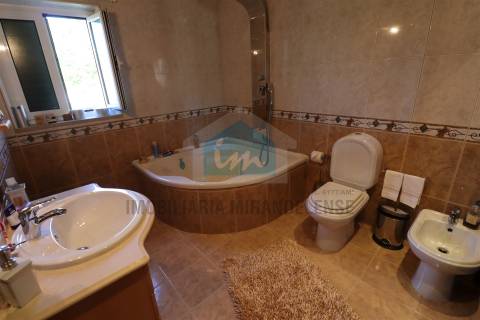 Vivenda com áreas generosas composta por dois apartamentos T3 e dois armazéns no r/c
