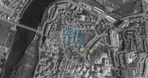 Lote de terreno para construção de um edifício com possibilidade de construção de 5 apartamentos
