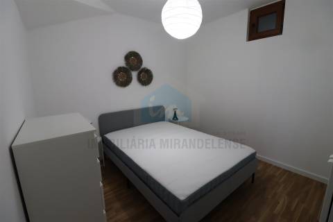 Apartamento no rés-do-chão totalmente mobilado e equipado, recentemente remodelado