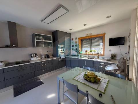 🏡 Bifamiliar duplex com entradas independentes e vistas deslumbrantes sobre a cidade de Mirandela.