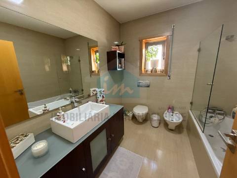 🏡 Bifamiliar duplex com entradas independentes e vistas deslumbrantes sobre a cidade de Mirandela.