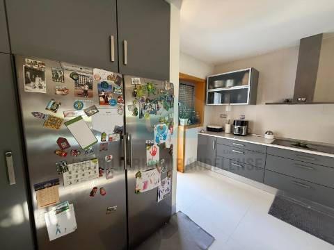 🏡 Bifamiliar duplex com entradas independentes e vistas deslumbrantes sobre a cidade de Mirandela.