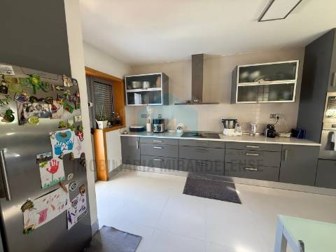 🏡 Bifamiliar duplex com entradas independentes e vistas deslumbrantes sobre a cidade de Mirandela.