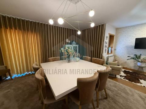 🏡 Bifamiliar duplex com entradas independentes e vistas deslumbrantes sobre a cidade de Mirandela.