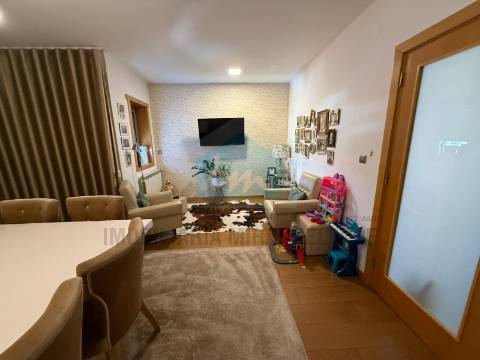 🏡 Bifamiliar duplex com entradas independentes e vistas deslumbrantes sobre a cidade de Mirandela.