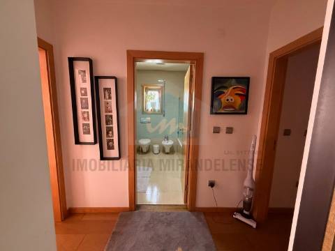 🏡 Bifamiliar duplex com entradas independentes e vistas deslumbrantes sobre a cidade de Mirandela.