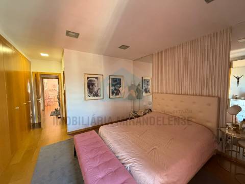 🏡 Bifamiliar duplex com entradas independentes e vistas deslumbrantes sobre a cidade de Mirandela.