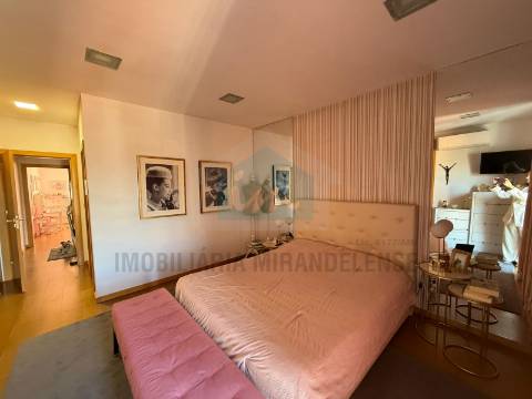 🏡 Bifamiliar duplex com entradas independentes e vistas deslumbrantes sobre a cidade de Mirandela.