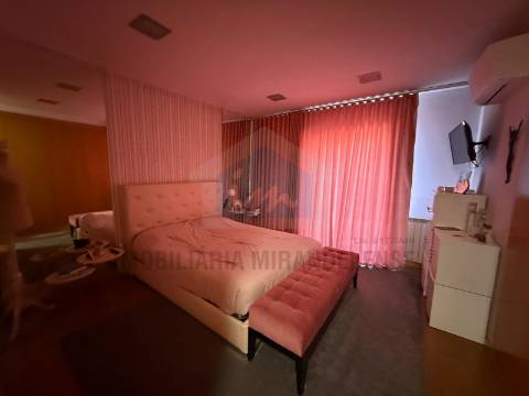 🏡 Bifamiliar duplex com entradas independentes e vistas deslumbrantes sobre a cidade de Mirandela.