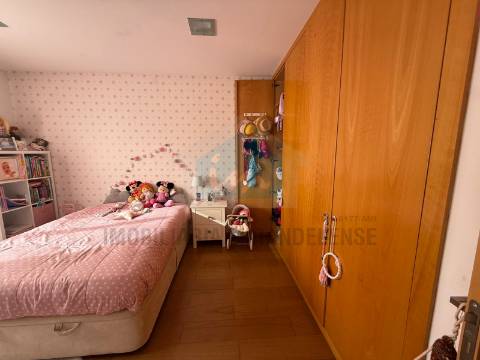 🏡 Bifamiliar duplex com entradas independentes e vistas deslumbrantes sobre a cidade de Mirandela.