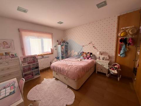 🏡 Bifamiliar duplex com entradas independentes e vistas deslumbrantes sobre a cidade de Mirandela.
