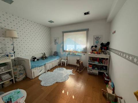 🏡 Bifamiliar duplex com entradas independentes e vistas deslumbrantes sobre a cidade de Mirandela.