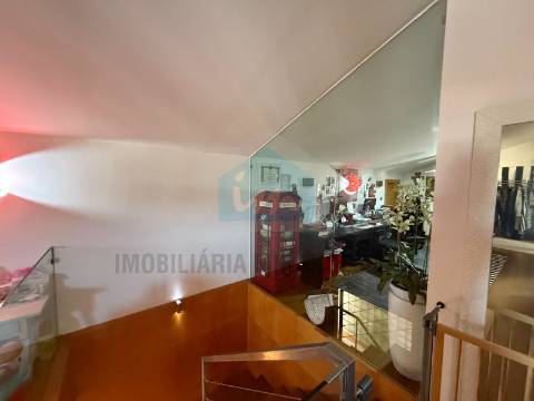 🏡 Bifamiliar duplex com entradas independentes e vistas deslumbrantes sobre a cidade de Mirandela.