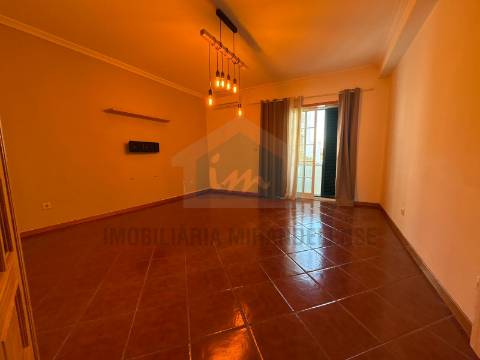 Apartamento T2 para venda com duas frentes e uma ótima localização