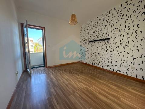 Apartamento T2 para venda com duas frentes e uma ótima localização