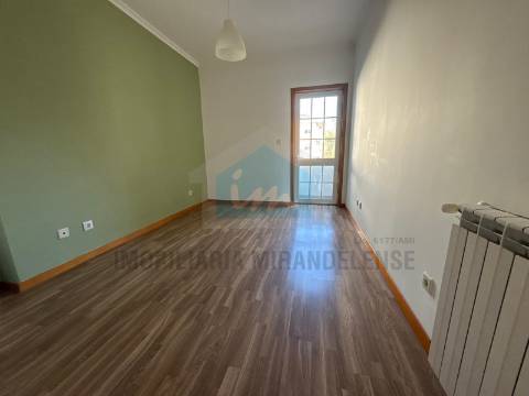 Apartamento T2 para venda com duas frentes e uma ótima localização