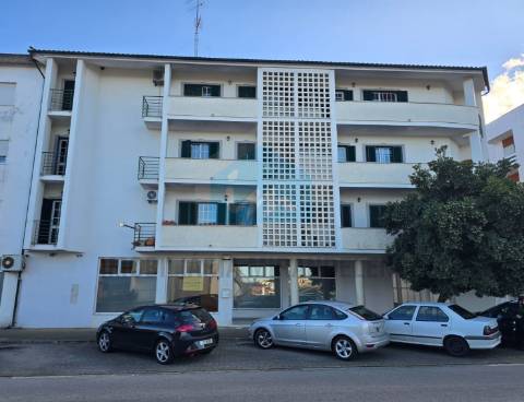 Apartamento T2 para venda com duas frentes e uma ótima localização
