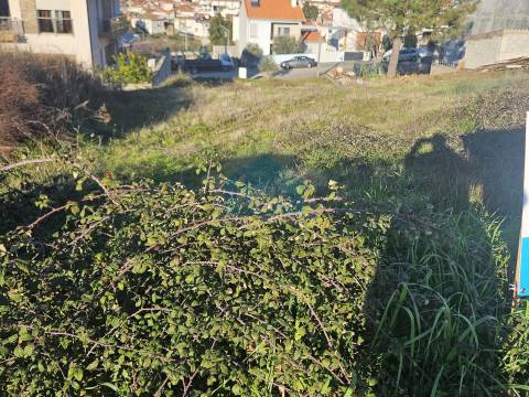 Lote de terreno para construção de uma moradia geminada de 2 frentes em Vila Flor